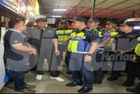 Jazmanie (tiga dari kiri) mendengar penerangan daripada kakitangan sebuah syarikat bas ekspres di Terminal Bas Lembah Sireh, Kota Bharu pada Isnin.