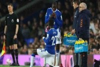 Perlawanan akan diberhentikan seketika untuk memberikan peluang kepada pemain beragama Islam berbuka puasa.