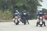 Rakaman tular memaparkan dua anggota polis trafik menunda sebuah motosikal Yamaha RX-Z yang tidak menepati piawaian ke lokasi lebih selamat.