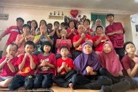 Ridhuan (duduk tengah dua dari kanan) bersama ibu (tiga dari kiri) serta ahli keluarga lain berkumpul menyambut Tahun Baharu Cina