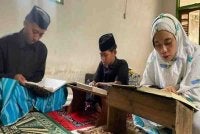 Penduduk di Kecamatan Maesan juga sudah mula bertadarus al-Quran. - Foto Agensi