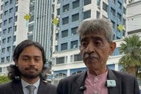 Mohamed Haniff Khatri (kanan) ketika sidang akhbar selepas membuat laporan polis di Ibu Pejabat Polis Daerah (IPD) Dang Wangi, Kuala Lumpur pada Selasa.