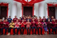 Anwar bersama rakan pimpinan serta masyarakat Cina ketika menghadiri sambutan Tahun Baharu Cina di KLSCAH, Kuala Lumpur pada Selasa.