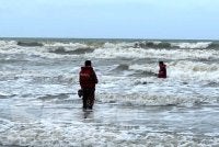 Bomba melakukan operasi mencari dan menyelamat kedua-dua mangsa.
