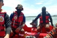Operasi SAR warga emas hilang di laut dilakukan pasukan bomba di perairan Pantai Manis, Papar.