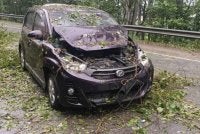 Mangsa berjaya keluar dari kenderaan tersebut dengan selamat tanpa sebarang kecederaan. Foto JBPM Perak