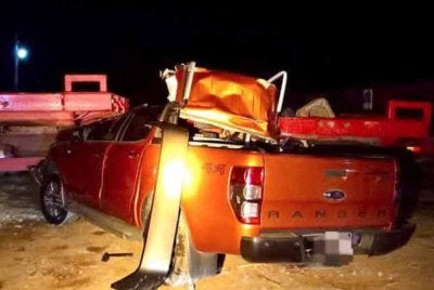 Keadaan pacuan empat roda yang dinaiki mangsa remuk di bahagian hadapan selepas merempuh treler di Jalan Teng Kung Suk 2, Sibu.