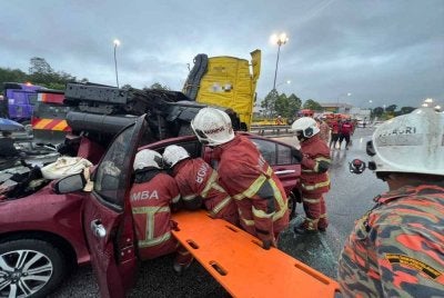 Seorang wanita maut manakala dua individu lain cedera dalam kemalangan membabitkan tiga kenderaan di Lebuhraya PLUS arah selatan berhampiran Bukit Beruntung di Rawang pada Selasa.