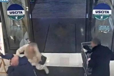 Tangkap layar rakaman CCTV detik cemas anak perempuan berusia 18 bulan tiba-tiba ditarik seorang lelaki gelandangan. Foto Polis Bergamo