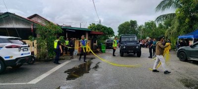 Anggota polis melakukan pemeriksaan ke atas rumah dihuni lima sekeluarga yang ditemui mati disyaki dibunuh pada awal pagi Selasa