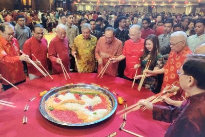 Anwar (lima dari kanan) menghadiri majlis Rumah Terbuka Tahun Baharu Cina di Dewan San Choo, Wisma MCA