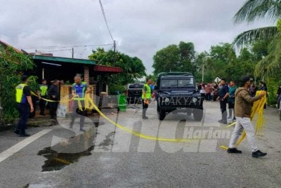 Anggota polis melakukan pemeriksaan ke atas rumah dihuni lima sekeluarga yang ditemui mati disyaki dibunuh pada awal pagi Selasa