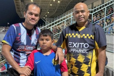 Sahabat selamanya...
Shahril (kiri) bersama penulis dan anaknya, Muhammad Iman Isyraf ketika menonton perlawanan bola sepak di Stadium Tuanku Syed Putra, Kangar pada 24 November 2024 lalu.