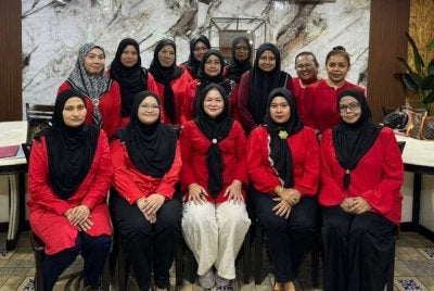 Nor Azah (duduk, tengah) bersama barisan Jawatankuasa Srikandi Bahagian Bukit Gelugor Bersatu.