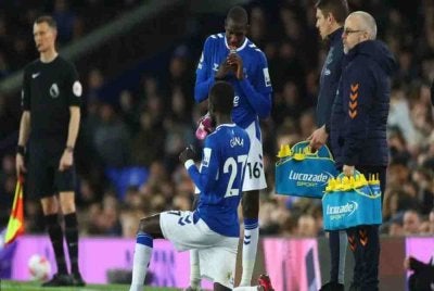 Perlawanan akan diberhentikan seketika untuk memberikan peluang kepada pemain beragama Islam berbuka puasa.