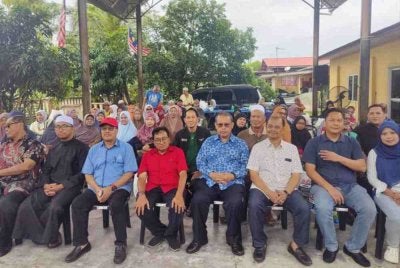 Abdul Fattah (empat dari kanan) bergambar bersama tetamu jemputan dan penerima pada Majlis Sumbangan Ibu Tunggal dan Asnaf Program Sentuhan Kasih Di Ambang Ramadan di Galeri Tanjong Karang Utara, Jalan Sungai Kajang Tanjong Karang, Selasa.