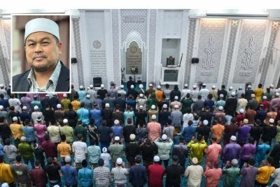 Umat Islam seharusnya menumpukan perhatian kepada kualiti ibadah sepanjang Ramadan berbanding mempertikaikan isu yang boleh menjejaskan persaudaraan. - Gambar kecil (Mohd Sukki)