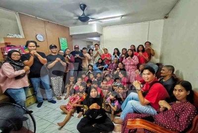 Hui Lang bersama anak, cucu dan cicitnya berkumpul sempena Tahun Baharu Cina di rumahnya di Indera Mahkota, pada Selasa. 