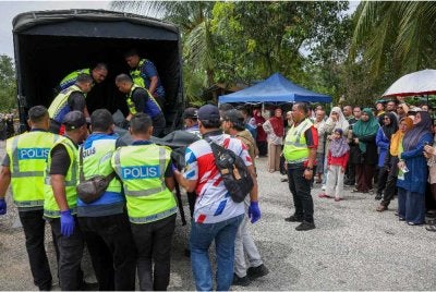 Polis membawa keluar mayat mangsa dalam kejadian bunuh di sebuah rumah di Lorong Cerating Damai di sini, hari ini. - Foto: Bernama
