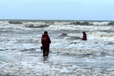 Bomba melakukan operasi mencari dan menyelamat kedua-dua mangsa.

