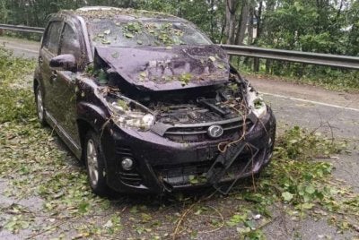 Mangsa berjaya keluar dari kenderaan tersebut dengan selamat tanpa sebarang kecederaan. Foto JBPM Perak