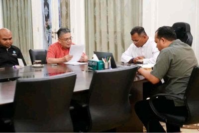 Amirudin (dua dari kanan) mengadakan pertemuan dengan Zainul Rijal (dua dari kiri) semasa pertemuan pada Selasa.