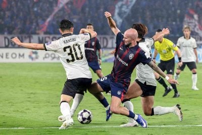 Pemain JDT, Joao Vitor Figueiredo (tengah) diasak pemain Vissel Kobe, Kakeru Yamauchi (kiri) pada perlawanan Peringkat Liga Zon Timur Liga Juara-Juara Asia Elit (ACLE) 2025-2026 di Stadium Sultan Ibrahim. Foto Bernama 