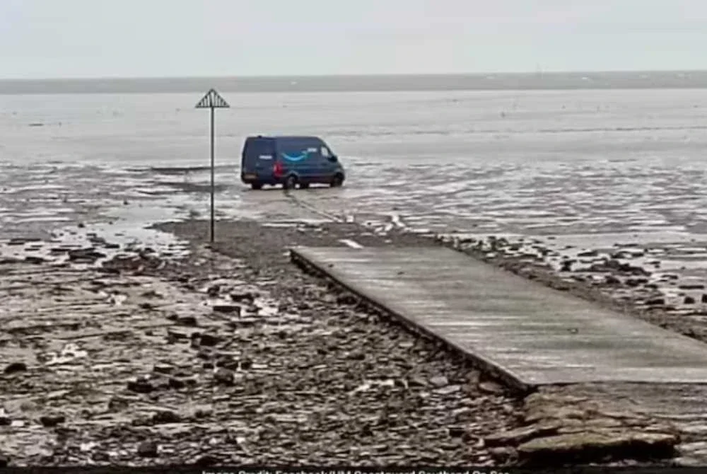 Van penghantaran Amazon itu berjaya dikeluarkan daripada dataran pasang surut berkenaan. Foto Agensi