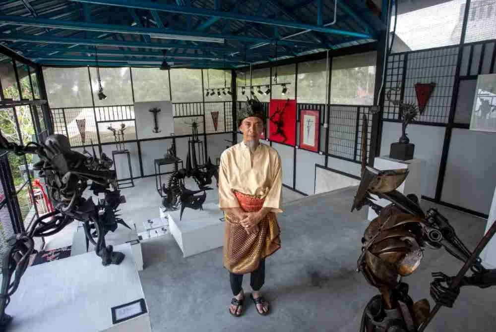 Raja Shahriman bergambar bersama karya arca seni sempena perasmian Galeri Seni Raja Shahriman di Bukit Chandan baru-baru ini. Foto Bernama