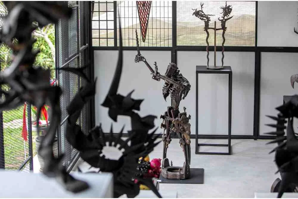 Antara karya seni yang dipamerkan sempena perasmian Galeri Seni Raja Shahriman di Bukit Chandan. Foto Bernama