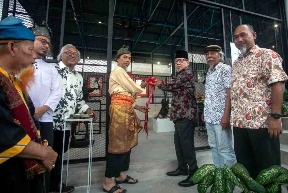 Pengerusi Tourism Perak, Datuk Mohd Kamil Shafie (lima, kiri) bersama Raja Shahriman (empat, kiri) menyempurnakan perasmian Galeri Seni Raja Shahriman di Bukit Chandan. Foto Bernama