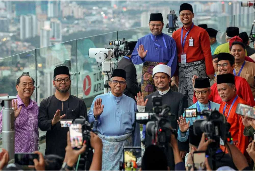 Dr Zulkifli Hasan (dua dari kiri) bersama Ketua Setiausaha Negara, Tan Sri Shamsul Azri Abu Bakar (tiga, kiri) dan Mufti Wilayah Persekutuan, Ahmad Fauwaz Fadzil (tiga dari kanan) hadir untuk melihat cerapan anak bulan menggunakan teleskop bagi menentukan tarikh puasa bagi Umat Islam di negara ini di Menara Kuala Lumpur semalam. - Foto: Bernama
