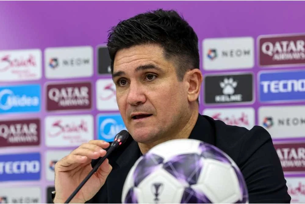 Xisco Munoz bercakap ketika sidang akhbar selepas perlawanan ACLE 2025-2026 menentang Vissel Kobe, di Stadium Sultan Ibrahim malam tadi - Foto: Bernama