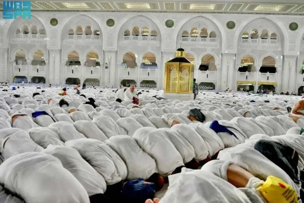 Ribuan jemaah menunaikan solat Isyak dan Tarawih pertama Ramadan di Masjidil Haram, dengan pengurusan rapi dan perkhidmatan bersepadu oleh pihak berkuasa Arab Saudi bagi memastikan kelancaran ibadah - Foto: Agensi

