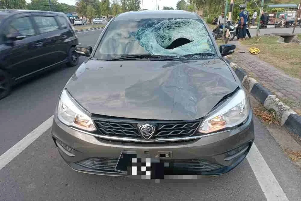 Impak kemalangan menyebabkan cermin hadapan kereta pecah, bonet dan bampar depan kemek.