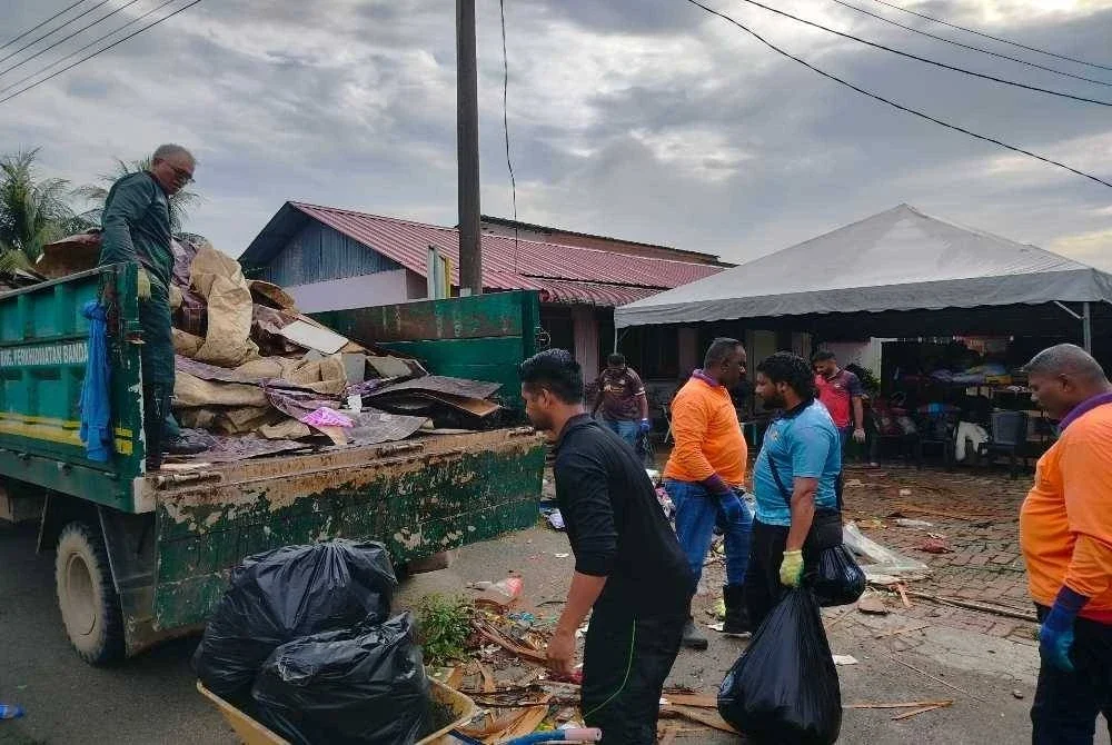 Sebahagian peralatan serta kemudahan yang rosak dibawa keluar dengan bantuan kenderaan Majlis Bandaraya Ipoh (MBI) di Pusat Jagaan Anak-anak Yatim dan Miskin Nurul Iman, Kampung Manjoi di sini pada Rabu.