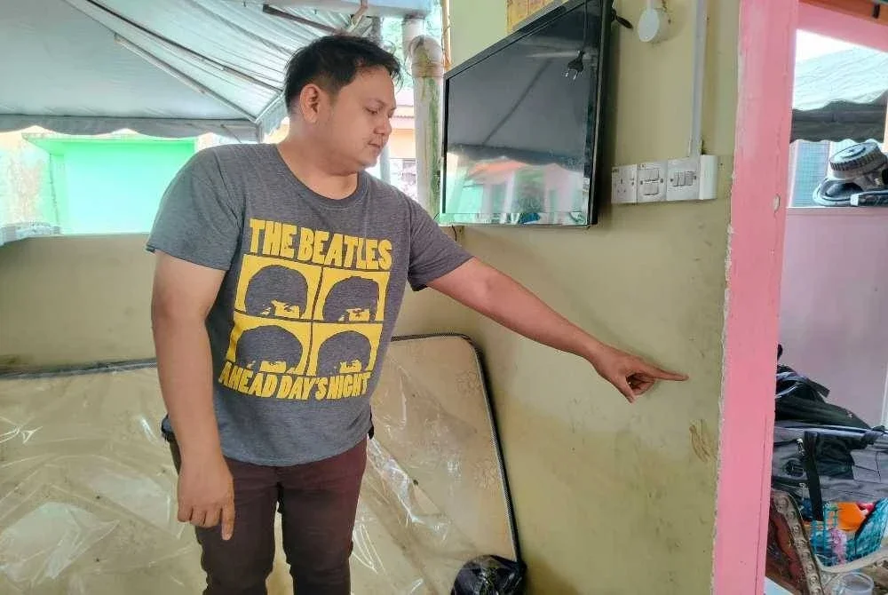 Azad Ashraf menunjukkan paras air banjir yang naik pada 16 Februari lalu sehingga merosakkan hampir kesemua peralatan dan kemudahan di pusat jagaan berkenaan.