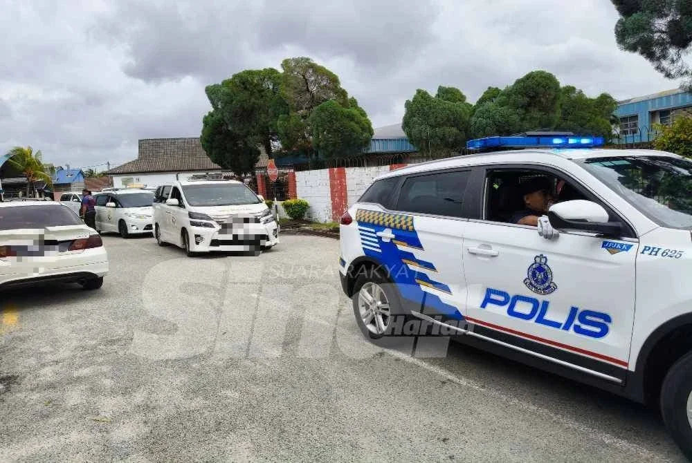Van jenazah membawa jenazah lima sekeluarga beredar dari Jabatan Forensik HTAA diiringi kenderaan polis.