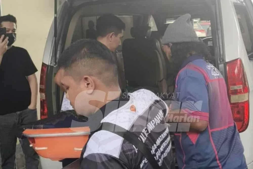 Jenazah salah seorang mangsa dibawa keluar selepas dituntut keluarga untuk dikebumikan.