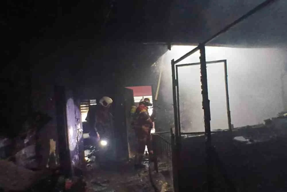 Pasangan suami isteri nyaris maut apabila rumah mereka di Klang terbakar pada Rabu. 