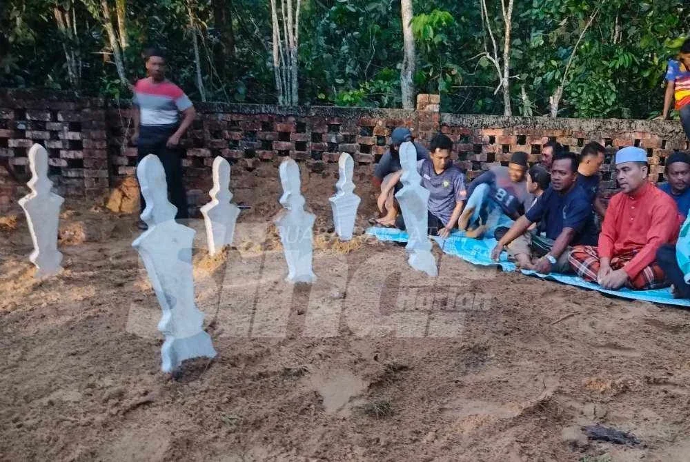 Empat beranak dikebumikan dalam satu liang lahad .