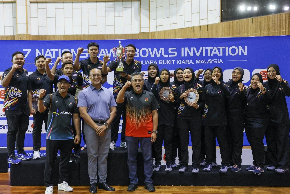 Malaysia menjulang piala selepas menjadi juara keseluruhan Kejohanan Boling Padang Jemputan 7 Negara di Stadium Juara Bukit Kiara pada Rabu. Foto: Bernama