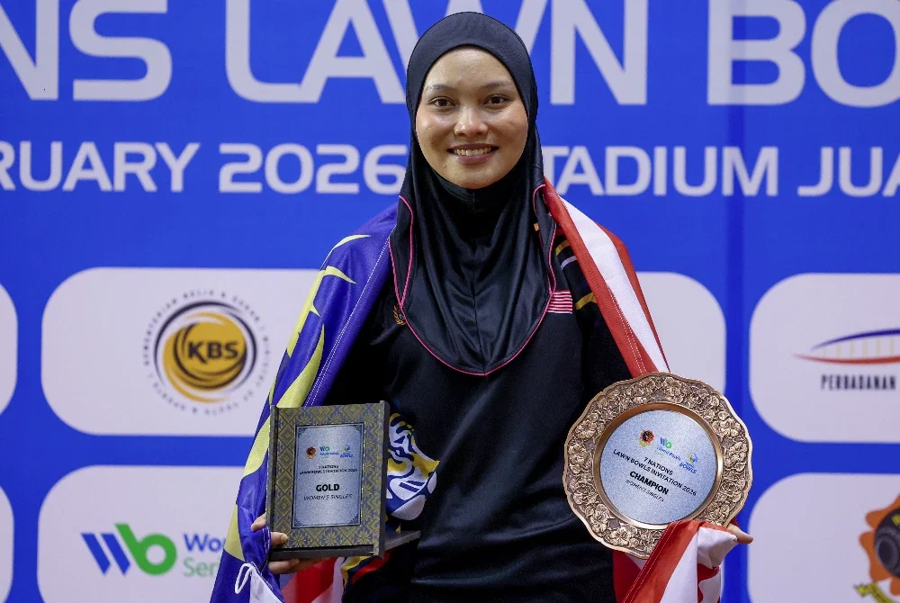 Nor Farah Ain bersama hadiah dimenangi selepas menewaskan Nayanmoni Saikia dalam aksi final Kategori Perseorangan Wanita Kejohanan Boling Padang Jemputan 7 Negara di Stadium Juara Bukit Kiara. Foto: Bernama