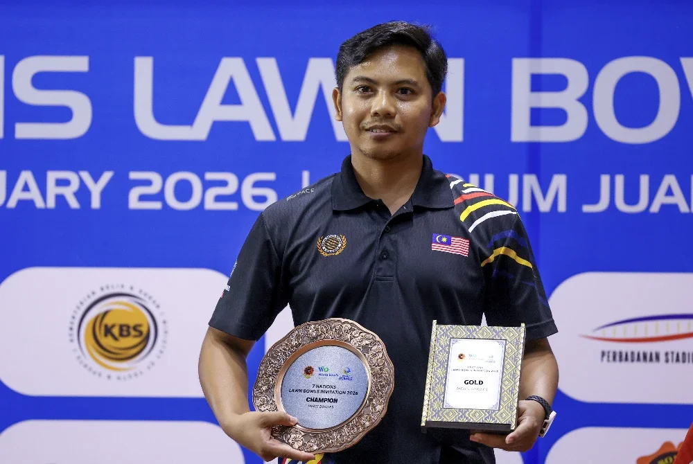 Izzat Shameer bersama hadiah dimenangi selepas menewaskan Shannon Mcilroy dalam aksi final Kategori Lelaki Perseorangan Kejohanan Boling Padang Jemputan 7 Negara di Stadium Juara Bukit Kiara. Foto: Bernama