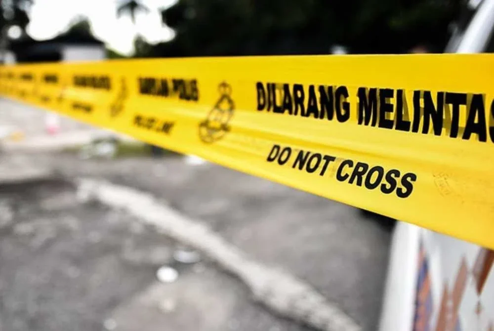 Seorang lelaki maut manakala isteri dan tiga anaknya cedera selepas MPV yang mereka naiki bertembung dengan sebuah kereta dari arah bertentangan di jejambat Jalan Titi Kobah, Pendang pada Selasa.