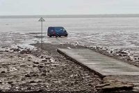 Van penghantaran Amazon itu berjaya dikeluarkan daripada dataran pasang surut berkenaan. Foto Agensi