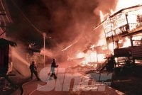 Pasukan bomba bertungkus lumus memadam kebakaran melibatkan tujuh rumah di Kampung Pangkalan Bukit Garam, Kinabatangan.