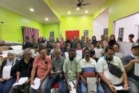 Mohd Zahari (empat dari kiri) membacakan kenyataan mengenai pembubaran Bahagian Bersatu Gopeng yang diumumkan menerusi rakaman video dikongsi melalui media sosial pada Selasa.