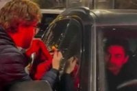 Kejadian yang tular di media sosial selepas Arteta enggan melayan peminat yang mahu menandatangani jersi Arsenal.