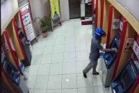 Tular satu video di media sosial yang memaparkan kejadian melibatkan seorang lelaki bertindak memecahkan skrin mesin ATM di sebuah premis perbankan dipercayai di sekitar Jinjang.